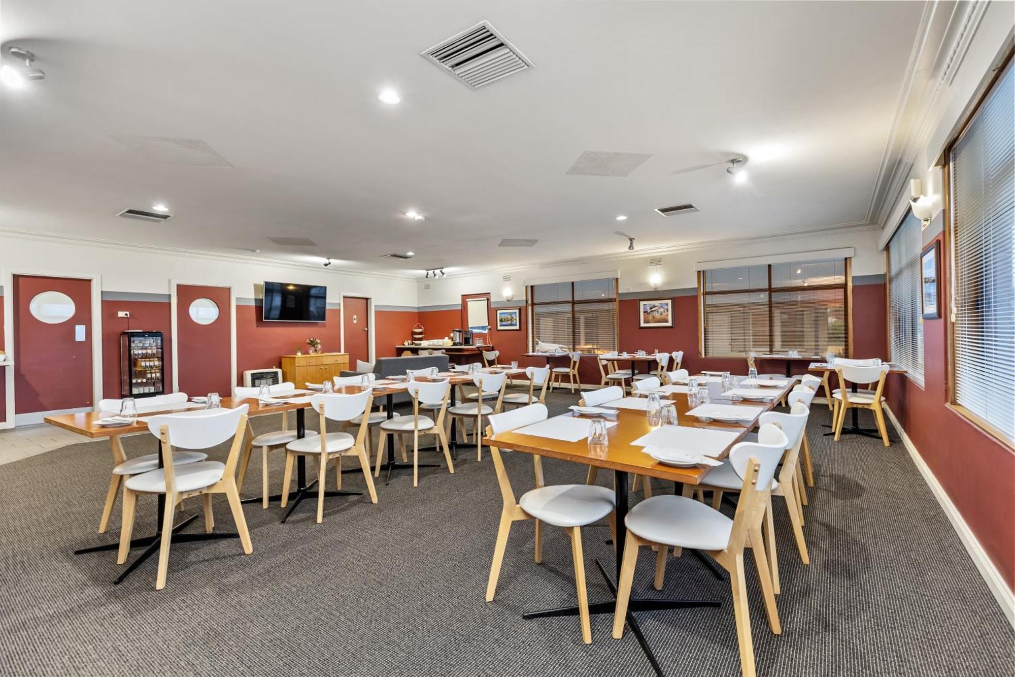 Amaroo Tumuts Motel 4*