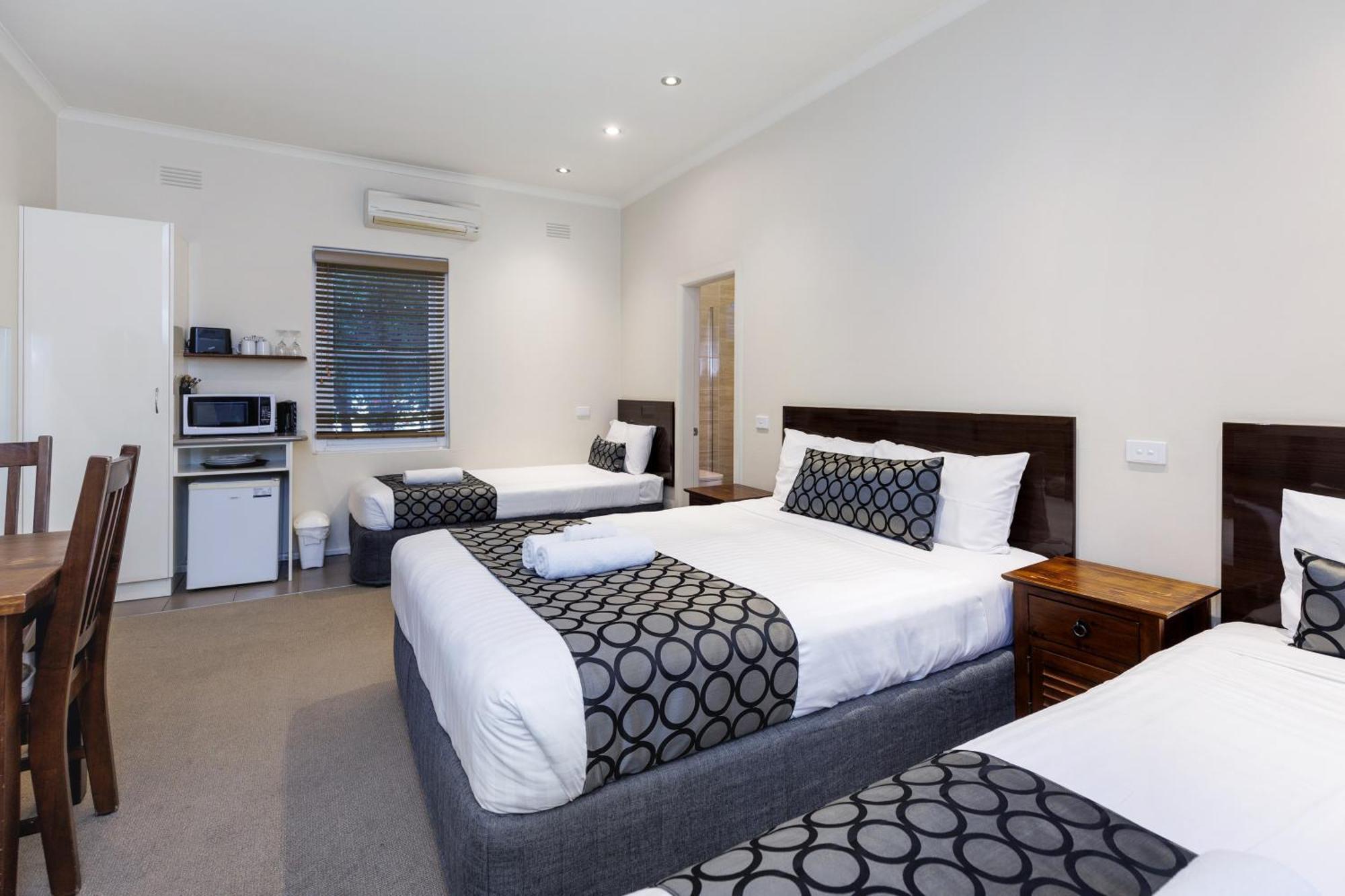 Amaroo Tumuts Motel 4*
